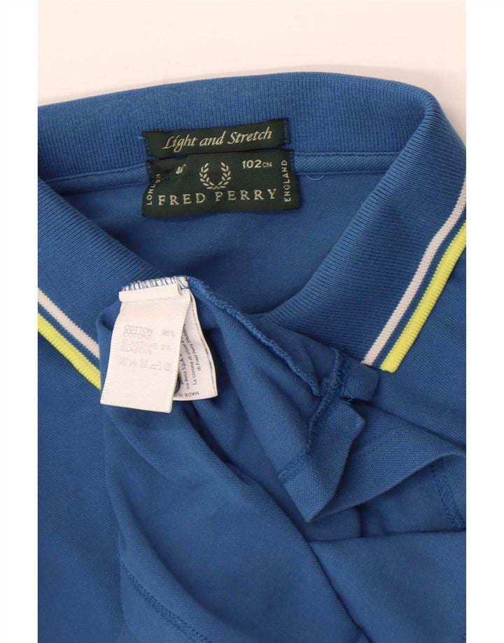 Leichtes und dehnbares Herren-Poloshirt aus mittelblauer, gestreifter Baumwolle von Fred Perry
