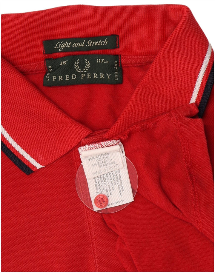 Leichtes und dehnbares Herren-Poloshirt aus mittelroter Baumwolle von Fred Perry