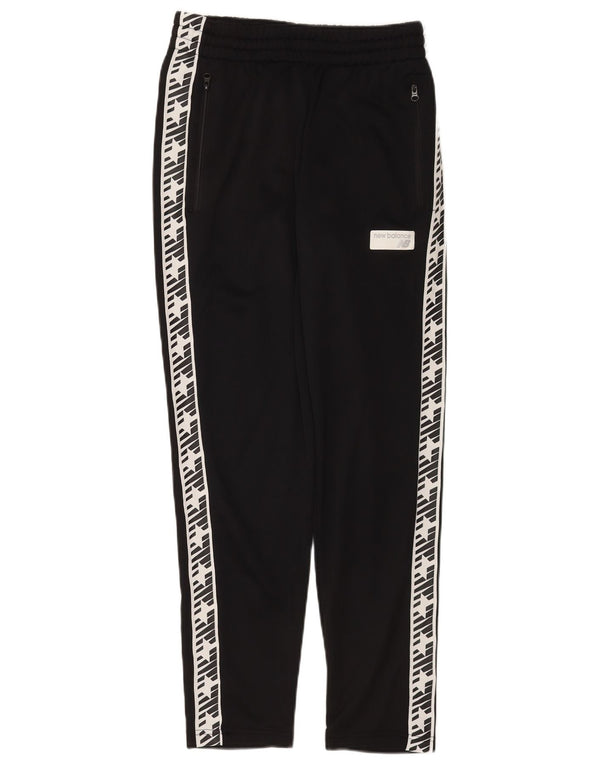 Calça de treino masculina New Balance com estampa gráfica pequena de algodão colorido preto