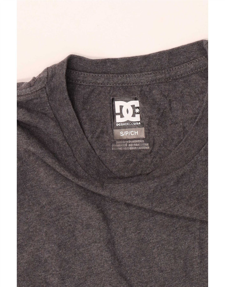 DC - Camiseta gráfica para hombre, talla pequeña, gris